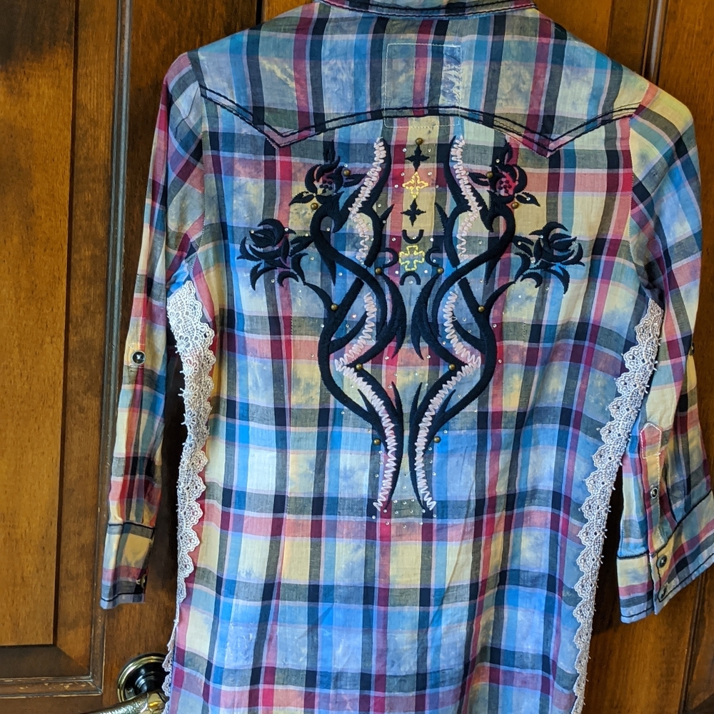 Roar plaid embroidered embellished top. Med. NWOT